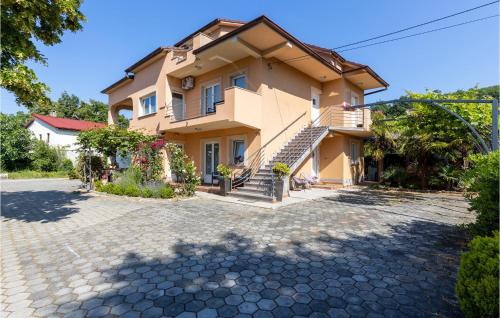 Amazing Apartment In Spincici