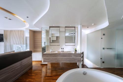room detail thumbnail 2