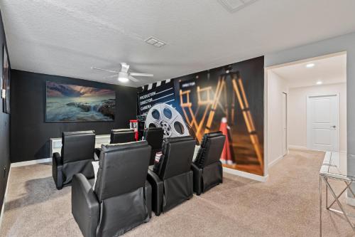 Amazing House 6 Bedrooms5 BathPoolMovie Theater in Davenport, USA