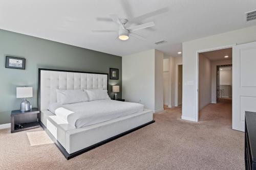 Amazing House 6 Bedrooms5 BathPoolMovie Theater in Davenport, USA