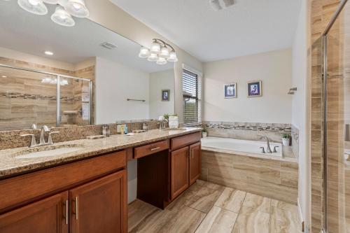 Amazing House 6 Bedrooms5 BathPoolMovie Theater in Davenport, USA