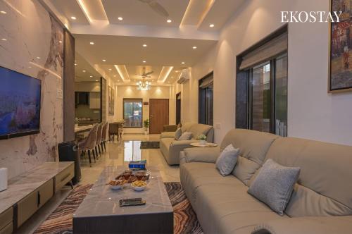 Shared lounge/TV area, EKOSTAY - Ivana Villa in Kune Village