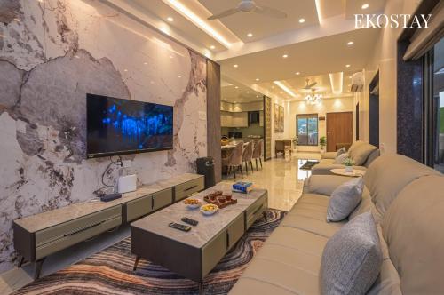 Shared lounge/TV area, EKOSTAY - Ivana Villa in Kune Village