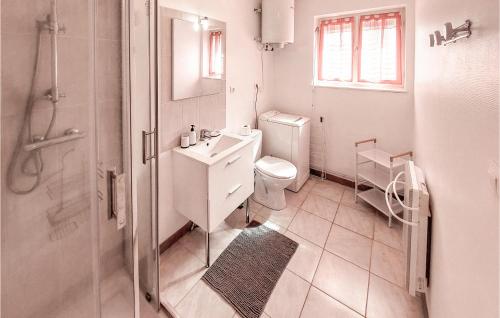Vannas istaba, 1 Bedroom Beautiful Home In Molinet in Chassenard