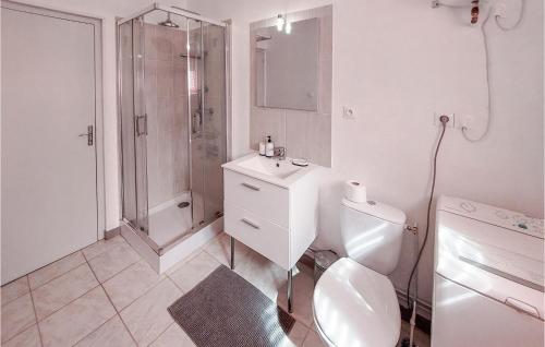 Vannas istaba, 1 Bedroom Beautiful Home In Molinet in Chassenard