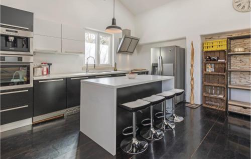 virtuve, Four-Bedroom Holiday Home In Vodnjan in Jursiči