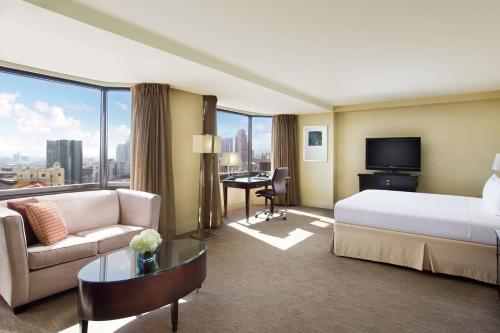 Junior King Suite with Seating Area image 4