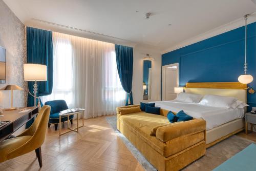 Deluxe Double Room with partial Canal View image 6