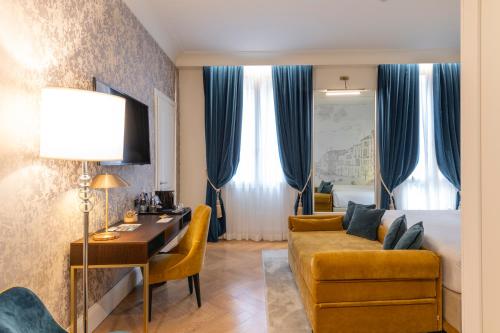 Deluxe Double Room image 10
