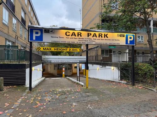Entire Flat in Camden Town with Private Garden - image 8
