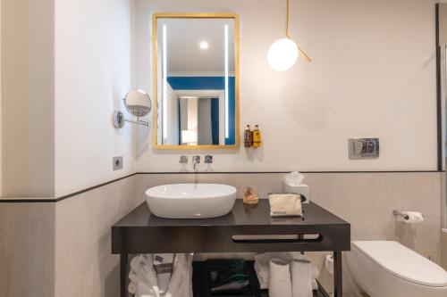 Deluxe Double Room image 9