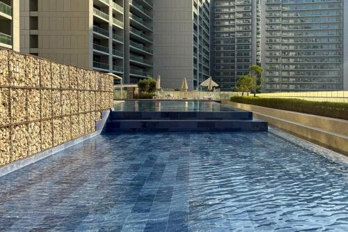 Waves - Canal-View Elegance 1BR Apt in Reva Residences, Dubái