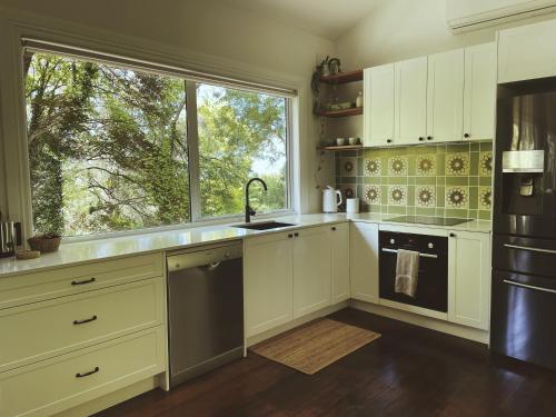 Getaway for 7 with King Bed and Open Fireplace Getaway for 7 with King Bed and Open Fireplace