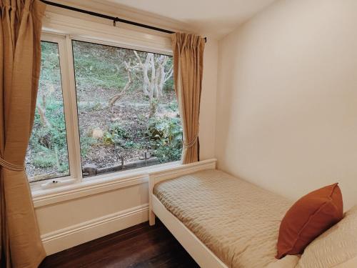 Getaway for 7 with King Bed and Open Fireplace Getaway for 7 with King Bed and Open Fireplace