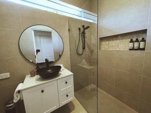 Getaway for 7 with King Bed and Open Fireplace Getaway for 7 with King Bed and Open Fireplace