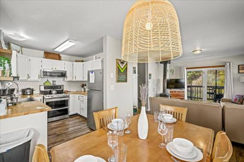 NEW 2 BR Riverfront and Hot Springs Townhome with WiFi