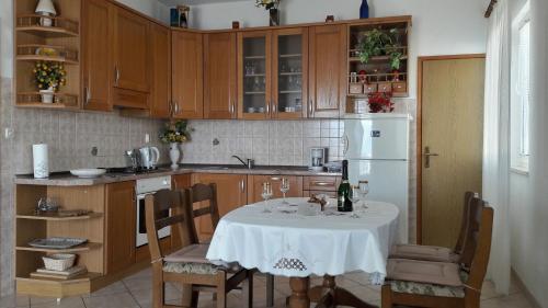 Apartment Juri - sea view - image 5