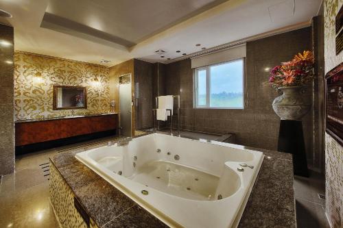 Hot tub, i NEED精品汽車旅館-新竹旗艦店 near Xinyue Beach