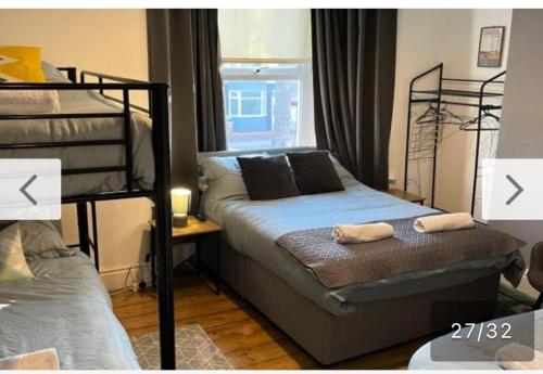 1 queen bed, 2 bunk beds