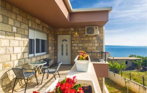 Three-Bedroom Apartment In Mali Rat - Location saisonnière - Sumpetar