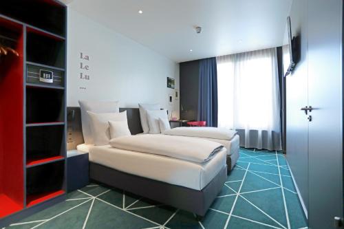 Sander Hotel - image 6