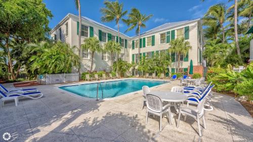Two-Bedroom Deluxe Apartment with Ocean View room in Promenade to Paradise by Last Key Realty