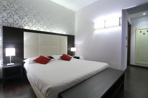 1 queen bed, 1 sofa bed