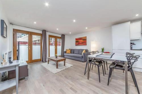 Amazing 2 Bed Bath Flat with London Eye View LM7, London