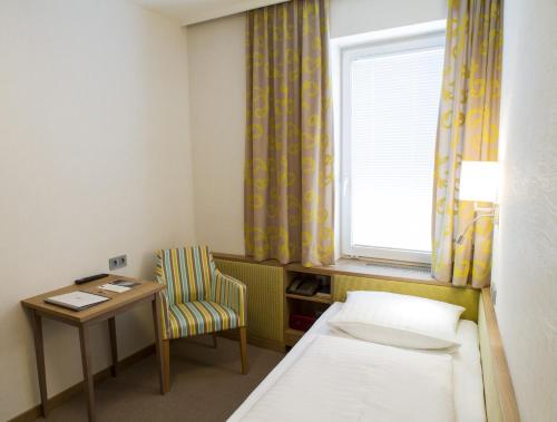 Single Room image 6