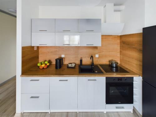 Cozinha, Modern & Bright Apartment Bramińskiego with Parking and Balcony by Noclegi Renters (Modern & Bright Apartment Braminskiego with Parking and Balcony by Noclegi Renters) in Ujescisko