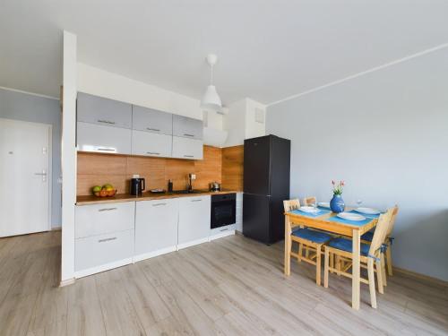 Cozinha, Modern & Bright Apartment Bramińskiego with Parking and Balcony by Noclegi Renters (Modern & Bright Apartment Braminskiego with Parking and Balcony by Noclegi Renters) in Ujescisko
