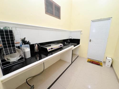 Konyha, 753 négyzetméteres, 3 hálószobás Ház 4 fürdőszobával Kalianda területén (Gunter Homestay) in Kalianda