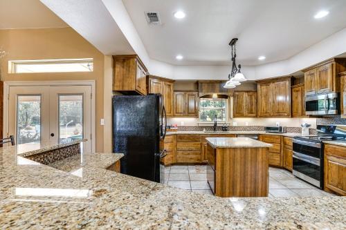 4 Mi to Dtwn Home with Pool in Stephenville! in สตีเฟนวิลล์ (TX)