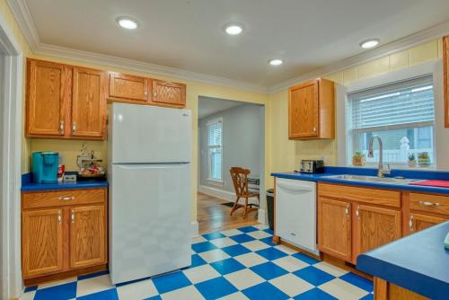 Modern City Center Getaway 4 Min Fr State Street in Bristol, USA