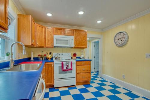 Modern City Center Getaway 4 Min Fr State Street in Bristol, USA