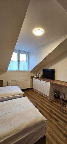 Twin Room with Bathroom image 1