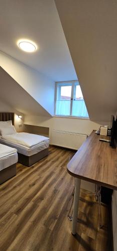 Twin Room with Bathroom image 5