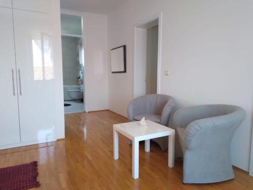 Apts & rooms Ref - 20m from beach - image 2