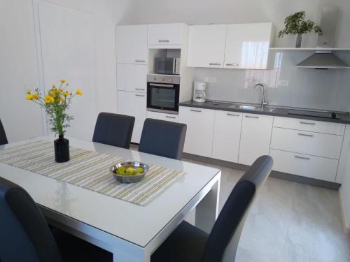 Apts & rooms Ref - 20m from beach - image 11