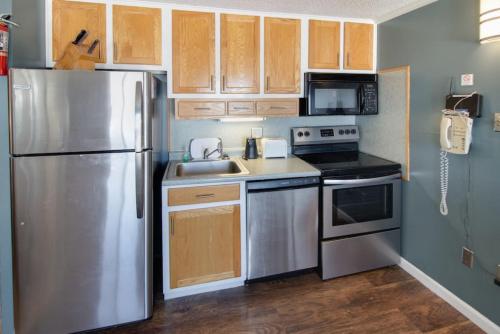 Kitchen, ML176 1st Floor Mountain View Wi-Fi Parking Next to Village and Slopes in Snowshoe (WV)