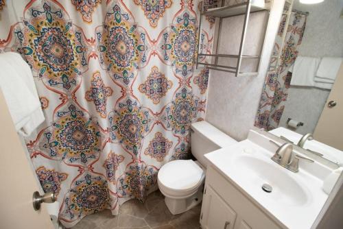 Bathroom, ML176 1st Floor Mountain View Wi-Fi Parking Next to Village and Slopes in Snowshoe (WV)