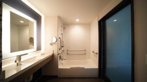 DoubleTree by Hilton Long Island City New York - 화장실