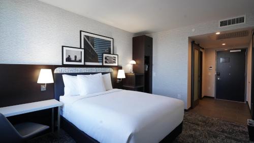 DoubleTree by Hilton Long Island City New York - image 11
