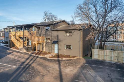 Multi-Condo Building with 7 Units 15 Bedrooms 22 Beds and Free Parking in Nashville, USA