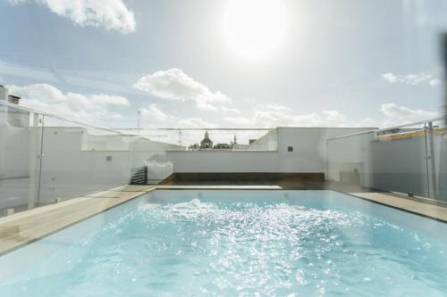 Beautiful with seasonal Pool- 1Bd 1Bth- Center 1