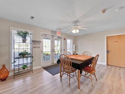 Waterloo Suites Double in Waterloo (IL)