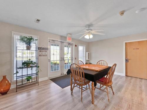 Waterloo Suites Queen 1 in Waterloo, USA
