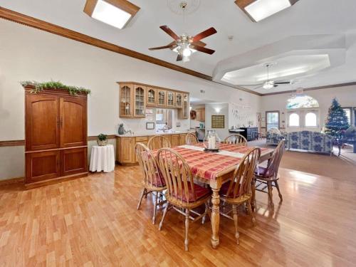 Waterloo Suites King in Waterloo (IL)