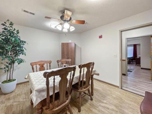Waterloo Suites King in Waterloo (IL)
