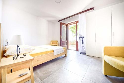 Apts & rooms Ref - 20m from beach - main image